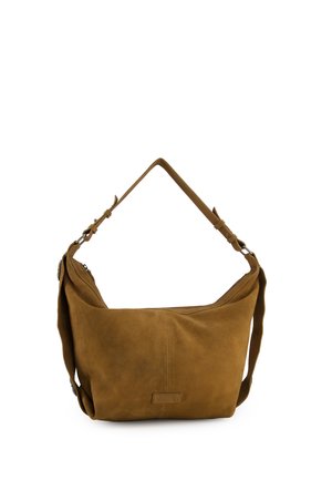 Sac à épaule en daim marron avec bandoulière ajustable et fermeture éclair, légèrement structuré avec des coutures visibles à l'avant.