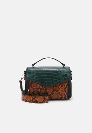 Sac à main rectangulaire avec un dessus texturé vert foncé, un corps à motif serpent orange et noir, et des accents noirs. Bandoulière ajustable incluse.
