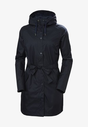 Wodoodporna granatowa kurtka z kapturem, regulowanym sznurkiem, zapięciem na guziki z przodu, paskiem w talii i bocznymi kieszeniami.