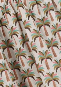 Katoenen stof met een herhaalpatroon van palmbomen in groene, roze, bruine en lichtblauwe tinten tegen een crèmekleurige achtergrond.