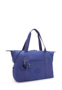 Borsa da viaggio viola realizzata in nylon testurizzato, con due manici superiori, chiusura con zip, tasca frontale e un charm decorativo.