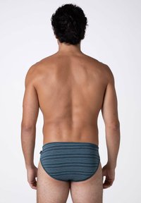 Costumi da bagno in teal scuro con sottili righe orizzontali. Tessuto morbido, forma curvata, cintura elastica e copertura minima.