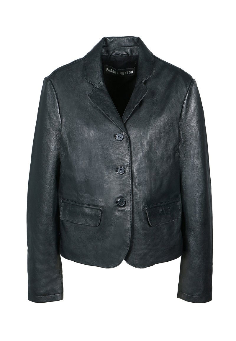 Giacca in pelle nera con un design strutturato, caratterizzata da un collare a punte, quattro bottoni e due tasche frontali. Texture liscia, dettagli minimi.