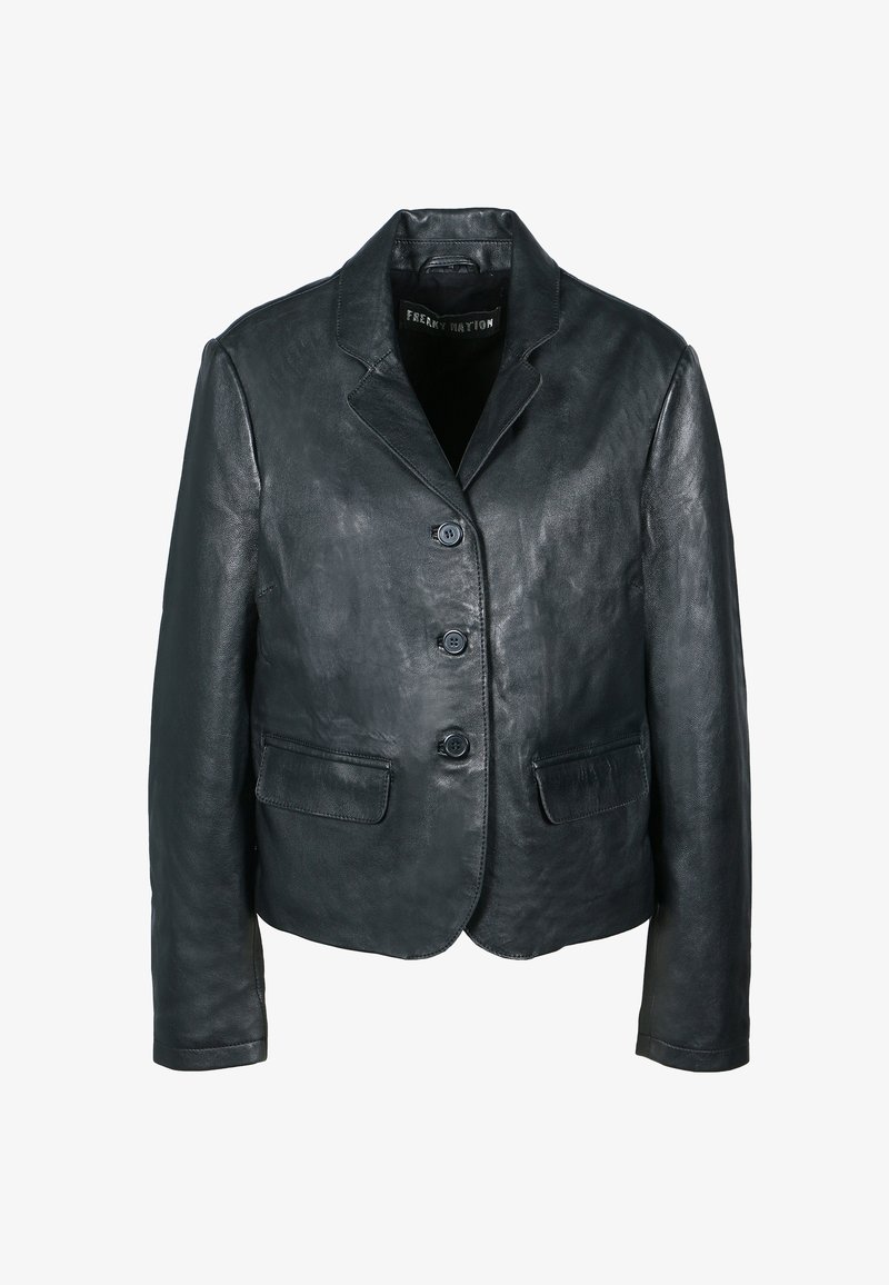 Giacca in pelle nera con un design strutturato, caratterizzata da un collare a punte, quattro bottoni e due tasche frontali. Texture liscia, dettagli minimi.