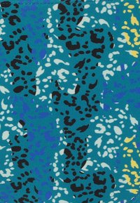 Tealfärgad tyg med ett livfullt, spritt mönster som har svarta, vita, lila och gula former som liknar djurfläckar. Mjuk textur.