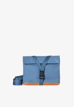 Borsa a tracolla blu con pattina ripiegata, tracolla regolabile, chiusura a fibbia nera e bordo inferiore beige. Texture liscia con dettaglio logo imprimato.