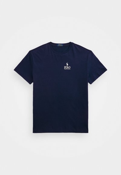 Temno modra bombažna majica s krožnim izrezom, kratkimi rokavi in belim vezenim logotipom "Polo Ralph Lauren" na prsih.