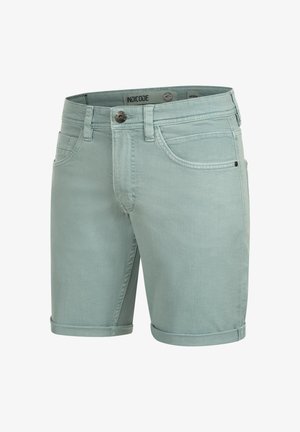 Shorts de mezclilla azul claro con dobladillos enrollados, que cuentan con cinco bolsillos, cierre de botón metálico y detalles de costura en contraste.