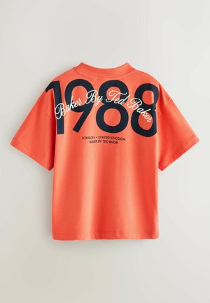 Orange bomulds-T-shirt med et rygmotiv med teksten "Baker By Ted Baker", året "1988" og bydetaljer i mørkeblå. Kortærmet.