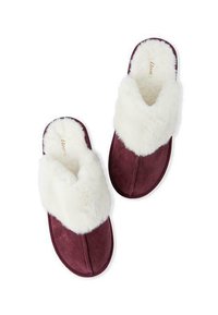 Bordowe kapcie z miękkim białym futerkiem z eko-futra na górze, z otwartym noskiem i wyściełaną wkładką dla wygody.