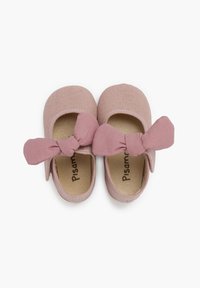 Zapatillas de ballet de tela rosa con parte superior texturizada, punta redondeada y grandes lazos en los lados. Interior etiquetado como "Pisamonas."
