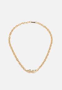 Colar de corrente de ouro com elos entrelaçados e um detalhe de fecho único apresentando duas mãos estilizadas. Textura suave e acabamento brilhante.