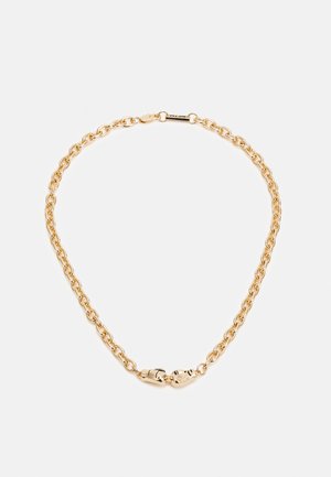 Colar de corrente de ouro com elos entrelaçados e um detalhe de fecho único apresentando duas mãos estilizadas. Textura suave e acabamento brilhante.