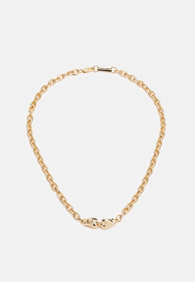 Colar de corrente de ouro com elos entrelaçados e um detalhe de fecho único apresentando duas mãos estilizadas. Textura suave e acabamento brilhante.