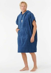 Blauwe capuchonhanddoek poncho gemaakt van absorberende stof, met een voorvak en een ruim ontwerp, geschikt voor omkleden of loungen.