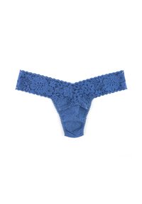 Blauwe kant string met bloemmotief, brede geschulpte kant tailleband en gladde stofdetails aan de voorkant. Randen zijn afgewerkt.