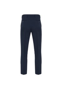 Granatowe stylizowane spodnie z gładkim przodem, slim fit, dwie tylne kieszenie oraz subtelne linie zagnieceń z przodu i z tyłu.