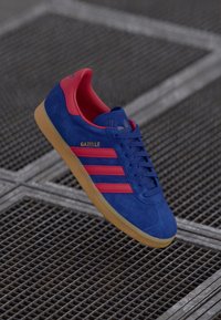 adidas Originals GAZELLE - Sneakers - victory blue   team victory red   gum
