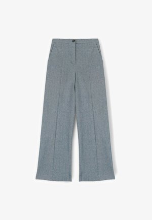 Pantalons large bleu clair en tissu texturé, avec deux poches latérales, un bouton à l'avant et des détails de plis visibles.