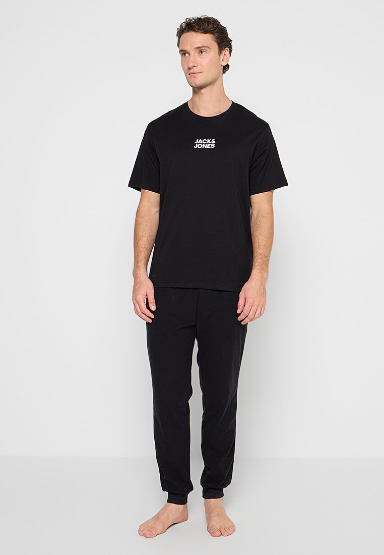 Czarna bawełniana koszulka z krótkim rękawem z logo "JACK & JONES"; w zestawie z pasującymi czarnymi bawełnianymi spodniami o tapered design.