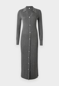 Γκρι ριχτό πλεκτό φόρεμα με γιακά, μακριά μανίκια και κουμπωτή μπροστινή πλευρά με διακοσμητικά κουμπιά, φτάνοντας στο ύψος των γαμπών.