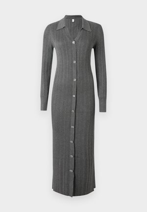 Sivý rebrovaný pletený šaty s golierom, dlhými rukávmi a predným zapínaním na gombíky s dekoratívnymi gombíkmi, s dĺžkou do polovice lýtok.