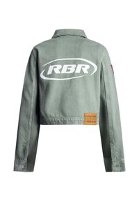 Chaqueta verde recortada con mangas largas, logo blanco "RBR" en la parte trasera y un parche marrón con la inscripción "Red Bull Racing x Pepe Jeans" cerca de la parte inferior.