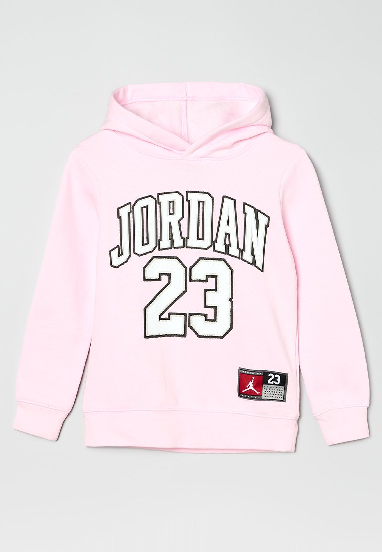Hoodie rose avec "JORDAN" en lettres blanches et "23" en noir, fabriqué à partir d'un tissu doux, avec une poche avant et une étiquette logo à l'ourlet.