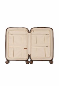 Open beige koffer met vier met rits afsluitbare vakken en meerdere opbergzakken binnenin, rustend op vier bruine wielen.