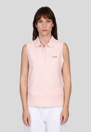 T-shirt polo sans manches de couleur rose avec un col rabattu et trois boutons, arborant un petit design brodé sur le côté gauche de la poitrine. Texture lisse.