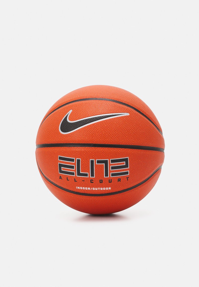 Oranžna košarka z teksturirano površino, ki vsebuje črni Nike swoosh logotip in besedilo "ELITE ALL-COURT", zasnovana za uporabo v notranjih in zunanjih prostorih.
