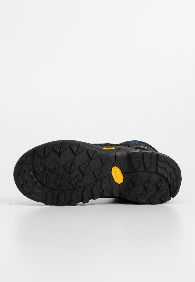 Schwarze Wanderschuhsohle mit tiefen Profilen und einem gelben Vibram-Logo auf einem schlichten weißen Hintergrund.