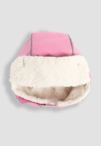 Roze gewaad met capuchon en een zachte witte bontvoering. Heeft een gladde buitenstof en grijze accenten langs de naden.