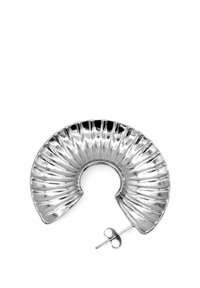 Stampo da forno in metallo a spirale di colore argento, con design a rientranze e foro centrale per una facile estrazione. Presenta una maniglia circolare per supporto e stabilità.