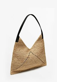Woven straw shoulder bag, beżowa z V-kształtnym wzorem, z czarną skórzaną rączką oraz teksturowaną powierzchnią z wyciętymi akcentami.