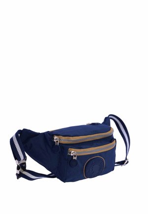 Bolso de cintura de tela azul marino con dos compartimentos con cremallera, acentos dorados y un logo circular texturizado. Incluye una correa ajustable a rayas.