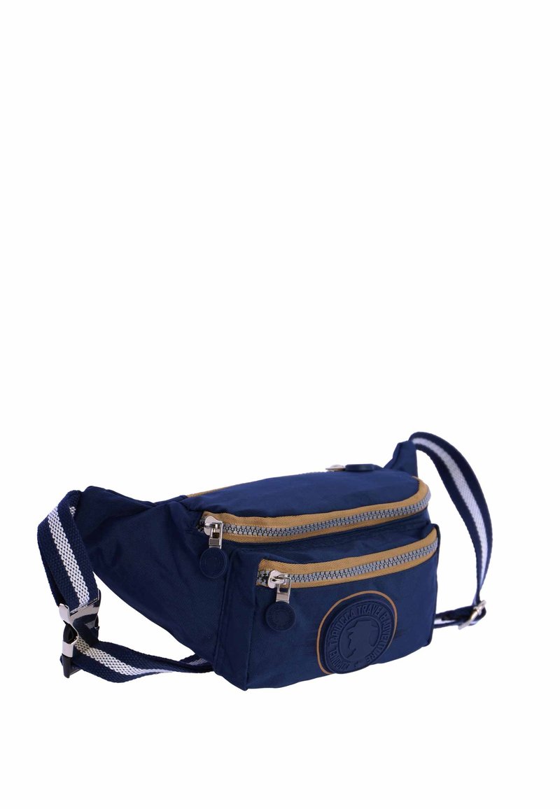 Bolso de cintura de tela azul marino con dos compartimentos con cremallera, acentos dorados y un logo circular texturizado. Incluye una correa ajustable a rayas.