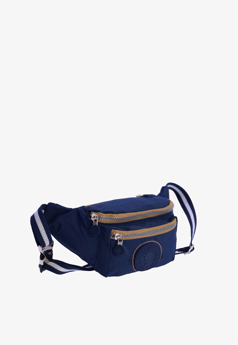 Bolso de cintura de tela azul marino con dos compartimentos con cremallera, acentos dorados y un logo circular texturizado. Incluye una correa ajustable a rayas.