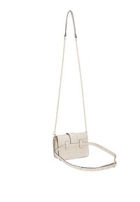 Světlé béžové crossbody taška s embosovaným krokodýlím vzorem, zlatým řetízkem a nastavitelným popruhem, s klopovým uzávěrem a dvěma akcenty s přezkami.