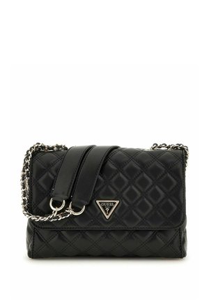 Sort quiltet Guess læderhåndtaske med sølvfarvet kæderem og trekantet metallogo på frontklappen.