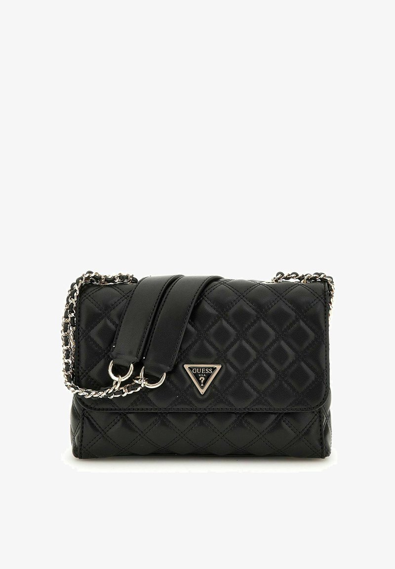 Sac à main Guess en cuir noir matelassé avec une bandoulière chaîne argentée et un logo métallique triangulaire sur le rabat avant.