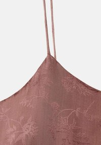 Camiseta rosa con tirantes delgados, que presenta un patrón floral texturizado sobre una tela suave. El diseño es ajustado y minimalista.