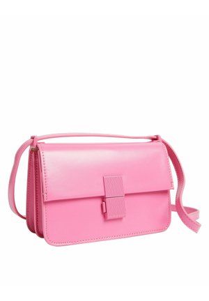 Sac bandoulière rectangulaire en cuir rose avec fermeture à rabat et bandoulière réglable, doté d'une fermeture verticale texturée à l'avant.