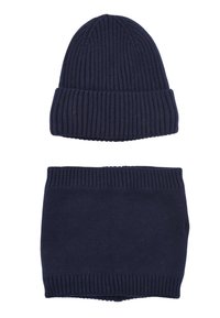 Berretto a maglia blu navy con texture a coste sulla parte superiore, abbinato a una sciarpa collo coordinata a coste. Entrambi gli articoli presentano un tessuto morbido e elastico.