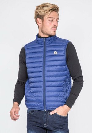 Gilet rembourré bleu avec design matelassé horizontal, col montant et fermeture éclair à l'avant. Présente un patch logo sur la poitrine et des poches latérales.