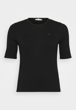 Zwart geribbeld T-shirt met korte mouwen, voorzien van een ronde halslijn en een klein logo op de borst, weergegeven tegen een effen witte achtergrond.