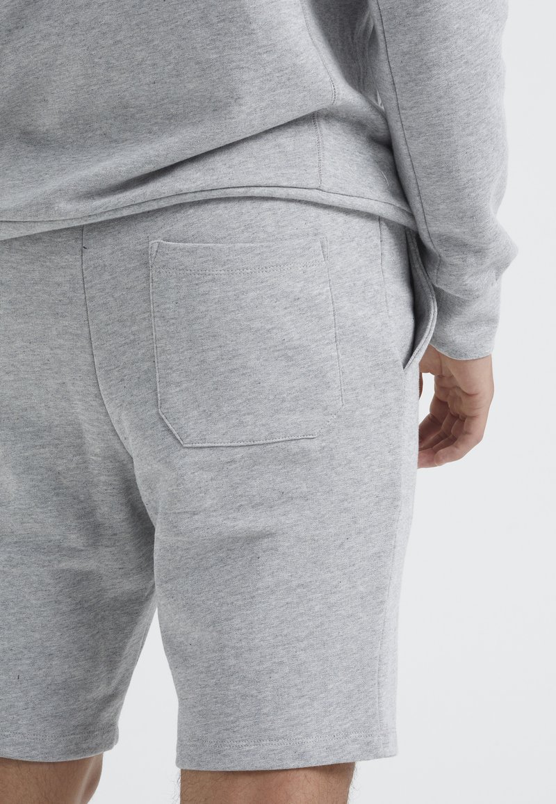 Herren Trainingsanzüge | BY GARMENT MAKERS EBBE Jogginghose light grey/hellgrau - DR80837 Herren Trainingsanzüge | BY GARMENT MAKERS EBBE Jogginghose light grey/hellgrau - DR80837