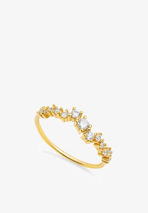 Guldring med et buet design med skiftende runde, klare ædelsten sat i kløefigurer, hvilket skaber en funklende effekt.