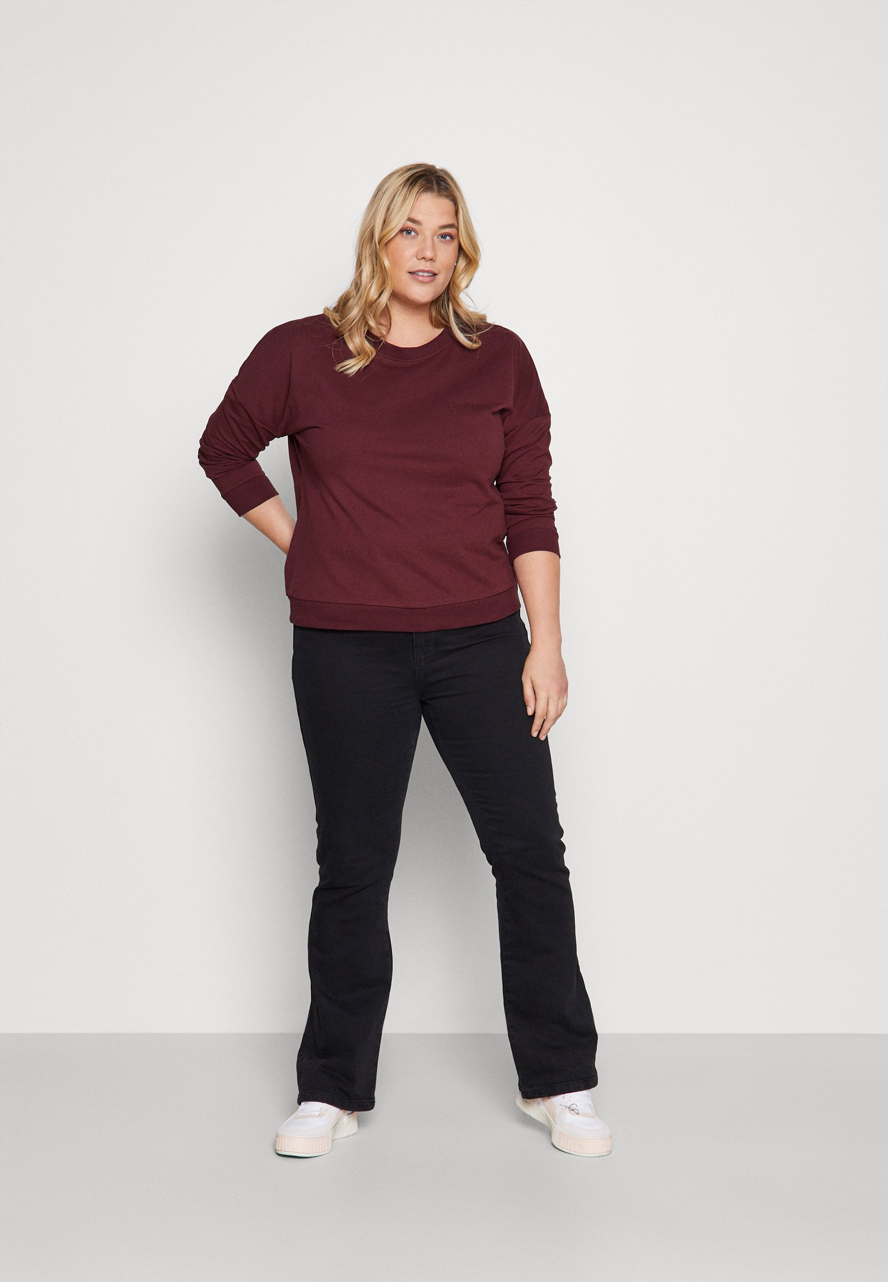 Vero Moda Curve VMSAGA - Jeans a zampa - black/nero denim - Zalando.it