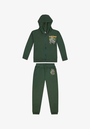 Grüne kapuzen-zipperjacke und passende hose. Der sweatshirt hat einen grafischen druck. Verfügt über eine weiche textur und einen elastischen bund bei den hosen.